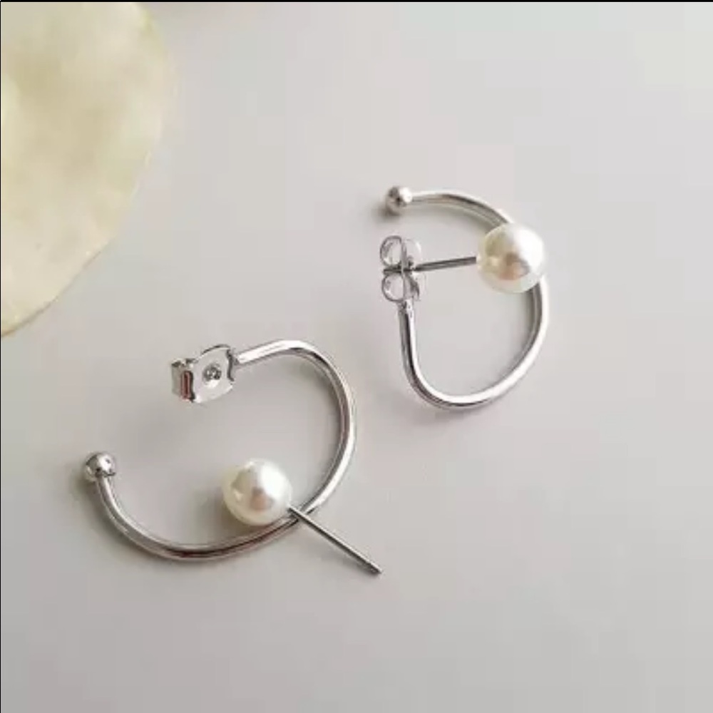 • Jo • Twist Pearl Geometric Earring Cuffs - Picture 4 of 5